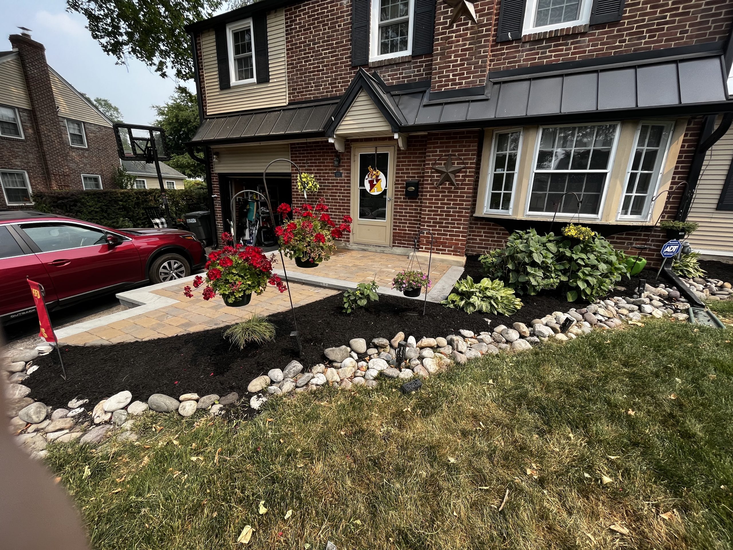 Discover How Al Pezza Company Lawn Edging in Havertown PA Elevates Curb Appeal and Prevents Garden Hassles